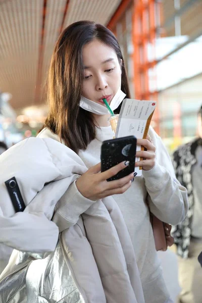 China Wu Xuanyi Beijing Airport Fashion Outfit — стокове фото