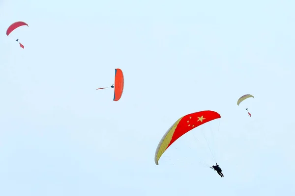 CHINA CHINESE FRANCE THEO DEBLIC PARAGLIDER PERFORMANCE YICHANG — Stock Photo, Image