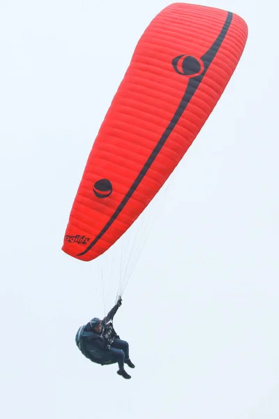 中国中国フランス｜Theo Deblic Paraglider Performance宜昌 — ストック写真