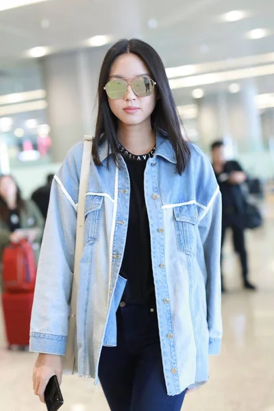 Kina Zhang Zilin Shanghai Airport Fashion Outfit — Stockfoto