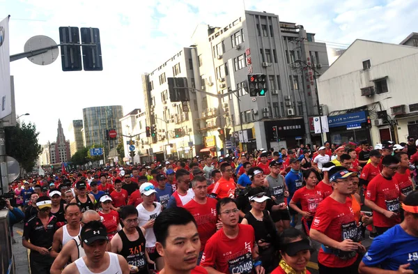 Chiny Chiński Shanghai Marathon Runner Uczestnicy Running — Zdjęcie stockowe