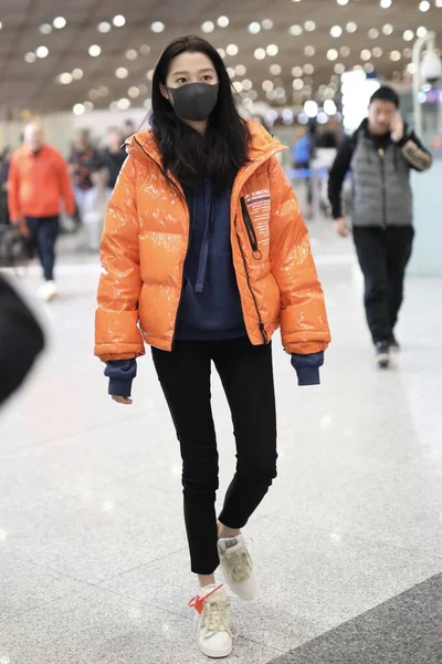 China Guan Xiaotong Fashion Outfit Beijing Airport — стокове фото
