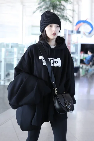 CHINE SONG ZU'ER BEIJING AIRPORT FASHION OUTFIT — Photo