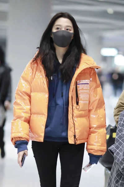 China Guan Xiaotong Fashion Outfit Beijing Airport — стокове фото