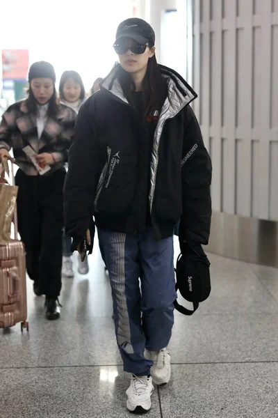 CHINA CELEBRITY FASHION OUTFIT BEIJING AIRPORT — Stock Photo, Image