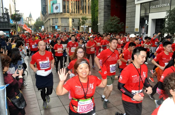 PARTECIPANTI DEL RUNNER CINESE SHANGHAI MARATHON — Foto Stock