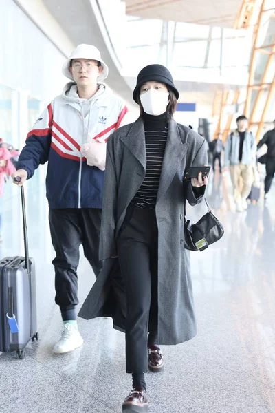 China Zhang Xueying Fashion Outfit Beijing Airport — стокове фото