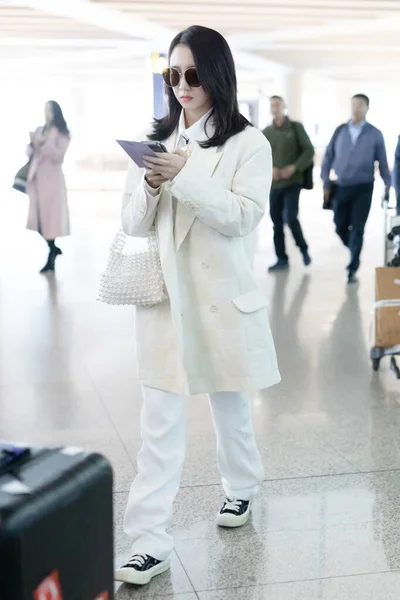 中国孟美琪时尚装扮北京机场 — 图库照片