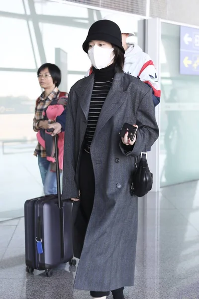 China Zhang Xueying Fashion Outfit Beijing Airport — Stockfoto