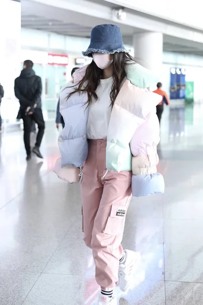 China Angelabababy Fashion Outfit Beijing Airport — Stockfoto