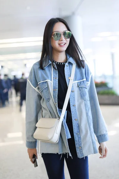 China Zhang Zilin Shanghai Airport Fashion Outfit — Stockfoto