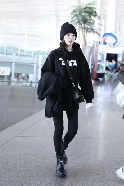 Kina Song Zu 'Er Beijing Airport Fashion Outfit — Stockfoto