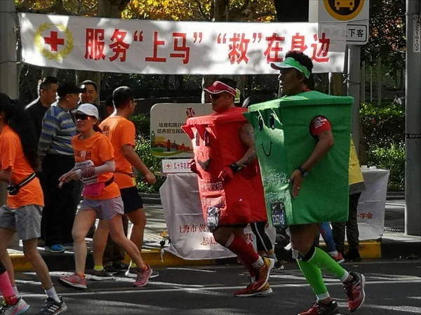 CHINA CHINESE SHANGHAI MARATHON RUNNER PARTICIPANTS RUNNING — Stock Photo, Image