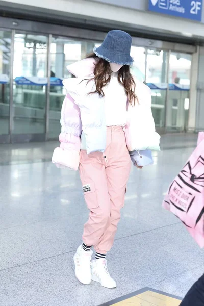 FASHION ANGELABY DELLA CINA OUTFIT BEIJING AEROPORTO — Foto Stock