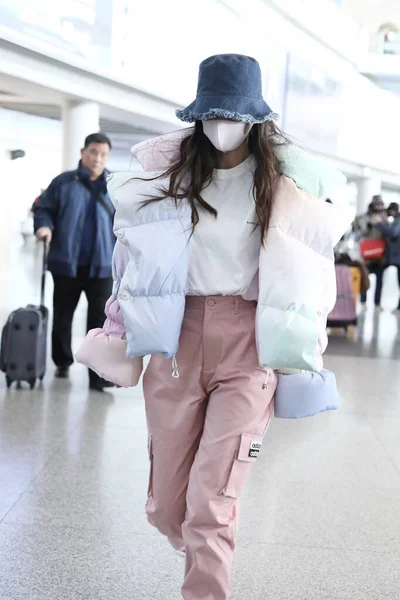 Kína Angelababy Fashion Outfit Beijing Airport — Stock Fotó