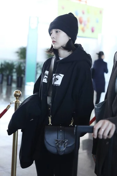 China Song Zu 'Er Beijing Luchthaven Fashion Outfit — Stockfoto