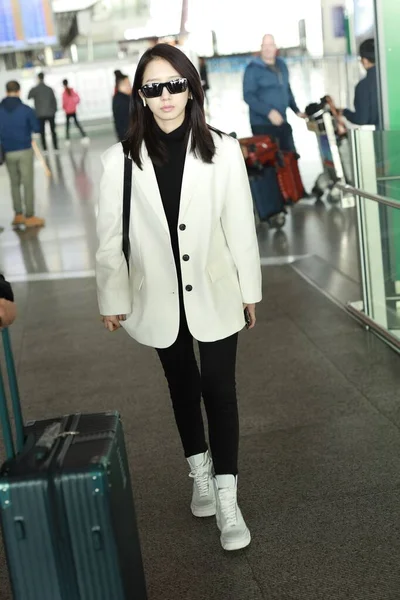 Κίνα Meng Meiqi Fashion Outfit Πεκίνο Αεροδρόμιο — Φωτογραφία Αρχείου