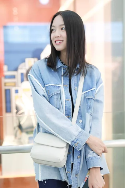 CHINE ZHANG ZILIN SHANGHAI AIRPORT FASHION OUTFIT — Photo