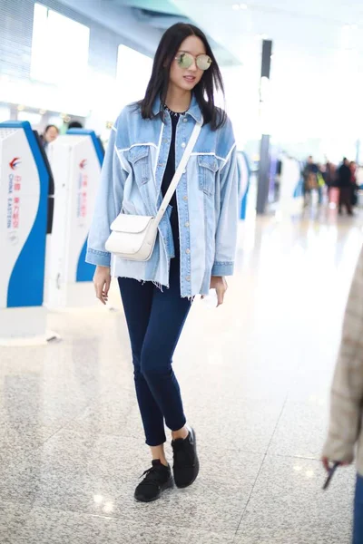 China zhang zilin shanghai flughafen mode outfit — Stockfoto