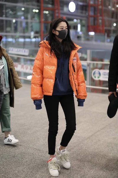 China Guan Xiaotong Fashion Outfit Beijing Airport — Stockfoto