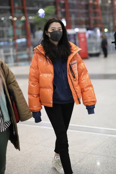 Kína Guan Xiaotong Fashion Outfit Peking repülőtér — Stock Fotó
