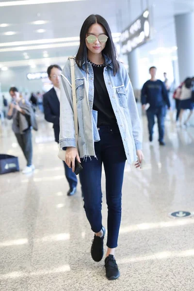 中国张紫琳上海机场时尚装束 — 图库照片