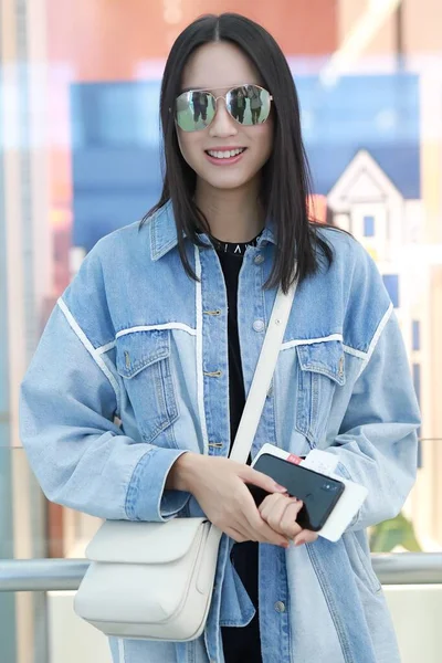 Κίνα Zhang Zilin Shanghai Airport Fashion Outfit — Φωτογραφία Αρχείου