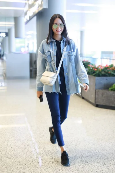 Κίνα Zhang Zilin Shanghai Airport Fashion Outfit — Φωτογραφία Αρχείου