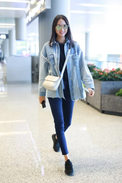 FASHION OUTFIT DELL'AEROPORTO DI SHANGHAI DELLA CINA ZHANG ZILIN — Foto Stock