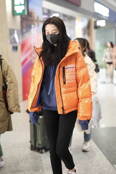 Κίνα Guan Xiaotong Fashion Outfit Πεκίνο Αεροδρόμιο — Φωτογραφία Αρχείου