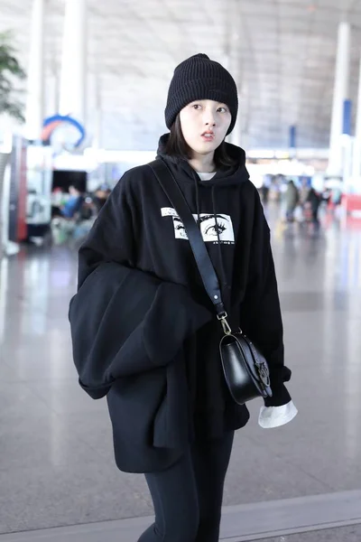 Kina Song Zu 'Er Beijing Airport Fashion Outfit — Stockfoto