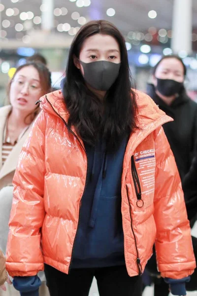 China Guan Xiaotong Fashion Outfit Beijing Airport — Stockfoto