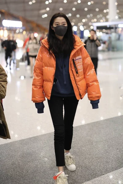 China Guan Xiaotong Fashion Outfit Beijing Airport — стокове фото