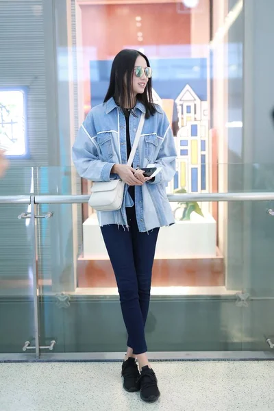 Κίνα Zhang Zilin Shanghai Airport Fashion Outfit — Φωτογραφία Αρχείου