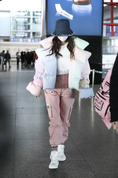 Chiny Angelababy mody strój Beijing Airport — Zdjęcie stockowe