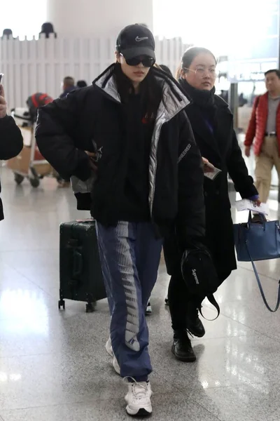 CHINA CELEBRITY FASHION OUTFIT BEIJING AIRPORT — Stock Photo, Image
