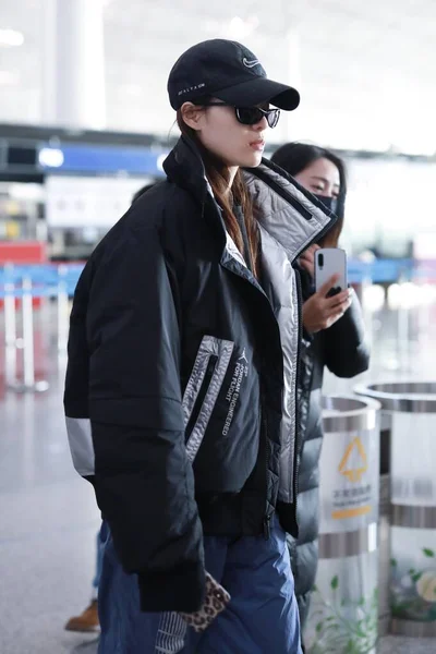 CHINA CELEBRITY FASHION OUTFIT BEIJING AEROPUERTO — Foto de Stock