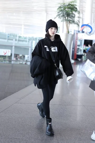 Kina Song Zu 'Er Beijing Airport Fashion Outfit — Stockfoto