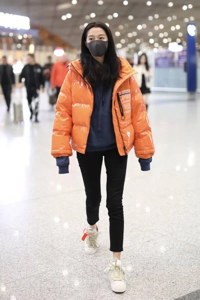 China Guan Xiaotong Fashion Outfit Beijing Airport — стокове фото