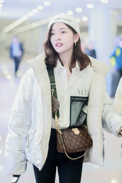 Κίνα Wu Xuanyi Fashion Outfit Πεκίνο Αεροδρόμιο — Φωτογραφία Αρχείου