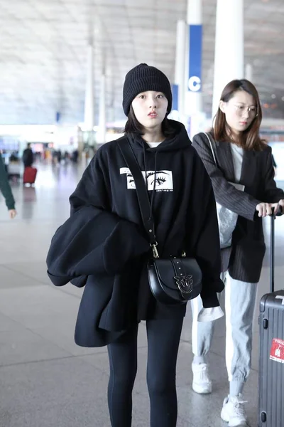 Kina Song Zu 'Er Beijing Airport Fashion Outfit — Stockfoto