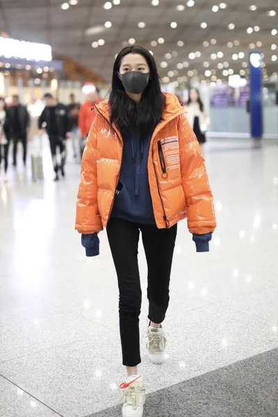 China Guan Xiaotong Fashion Outfit Beijing Airport — стокове фото