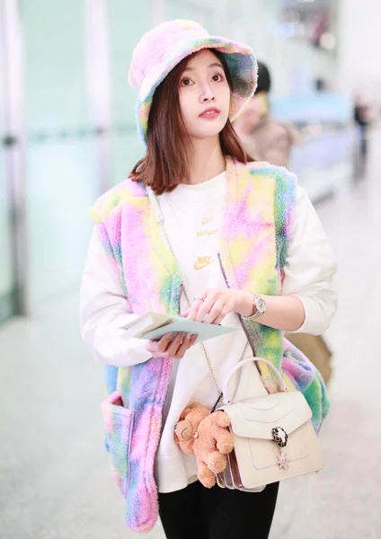 China Wu Xuanyi Fashion Outfit Beijing Airport — стокове фото