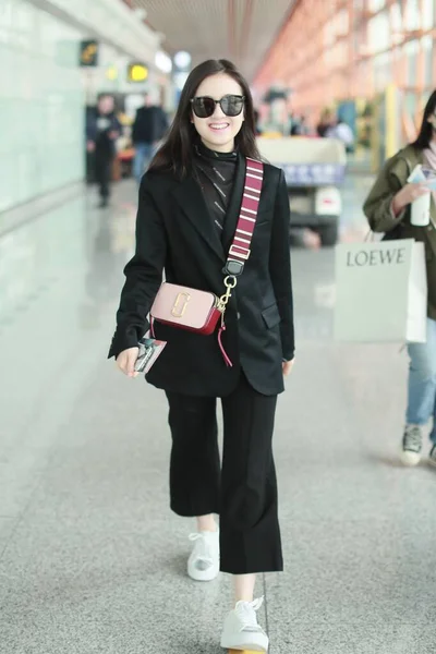 Kína Landy Li Fashion Outfit Beijing Airport — Stock Fotó
