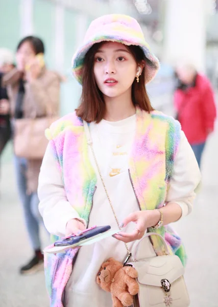 Κίνα Wu Xuanyi Fashion Outfit Πεκίνο Αεροδρόμιο — Φωτογραφία Αρχείου