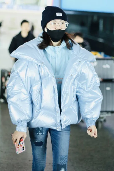 Kina Yisa Yu Fashion Outfit Peking flygplats — Stockfoto