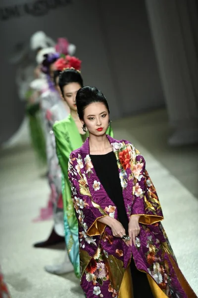 China chinês Yumi Katsura vestidos de casamento mostrar Jinan — Fotografia de Stock