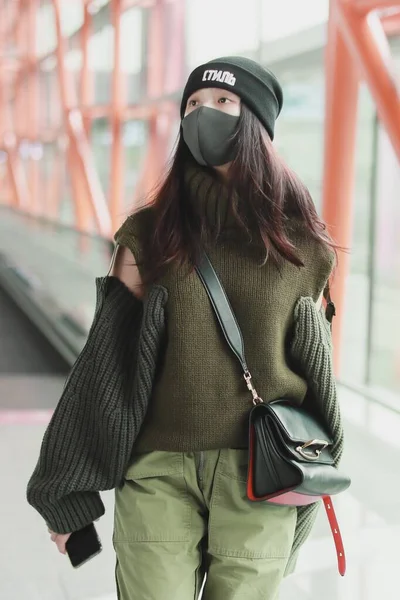 China Lin Yun Fashion Outfit Beijing Airport — Stockfoto