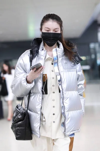 China Sui Hij Fashion Outfit Shanghai Airport — Stockfoto