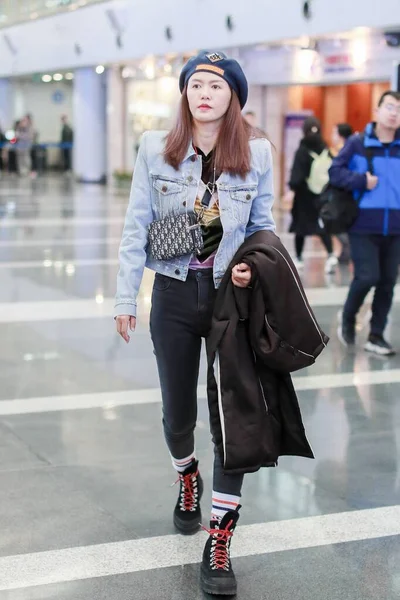 Čína Tan Weiwei módní oblečení Peking letiště — Stock fotografie